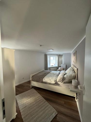 um quarto com uma cama grande e uma janela em Stadtzauber Apartments em Bad Neuenahr-Ahrweiler