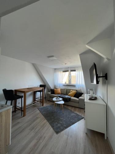 uma sala de estar com um sofá e uma mesa em Stadtzauber Apartments em Bad Neuenahr-Ahrweiler