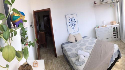 1 dormitorio con 1 cama y vestidor en Salvador Dance-Hall Cuartos Privados, en Salvador