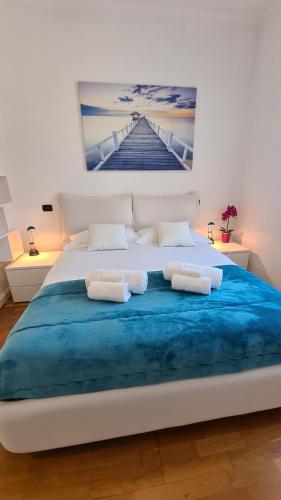 sypialnia z dużym łóżkiem i niebieskim kocem w obiekcie Appartamento Veronica w mieście Lido di Ostia