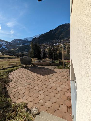 d'une terrasse en briques avec vue sur la montagne. dans l'établissement Zimmer in Adelboden, à Adelboden