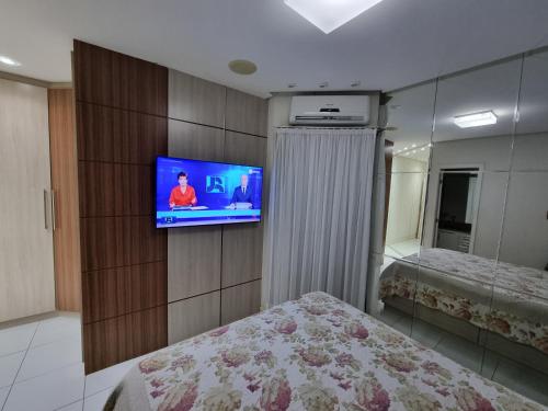 Ένα ή περισσότερα κρεβάτια σε δωμάτιο στο Apartamento FRENTE PARA 0 MAR - PÉ NA AREIA - 3 SUITES COM AR CONDICIONADO, 2- VAGAS PARA CARROS MÉDIOS OU PICK UP E CARRO PEQUENO - FINAMENTE DECORADO - PRAIA DO MORRO-INTERNET -WI-FI -TV COM SERVIÇOS DE DISNEY PLUS - NETFLIX -HBO MAX -STAR MAX -