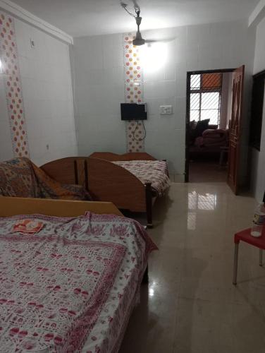 um quarto com 2 camas e um quarto com uma janela em WeKare Puri Temple Front, Near Jagannath Temple em Puri
