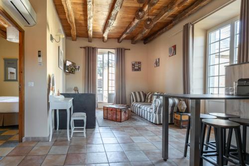 un salon avec un canapé et une table dans l'établissement Destination Périgord - Le Clos, à Montignac