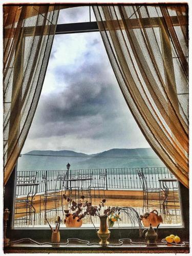 a view of the ocean from a window at Pensiunea Casa Mircea & Restaurant in Eşelniţa