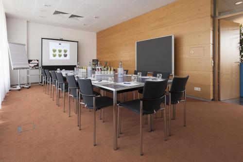 a conference room with a long table and chairs at Best Western Hotel am Europaplatz in Königsbrunn