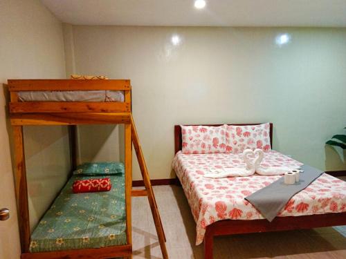 Postel nebo postele na pokoji v ubytování Family Green Room Inn Siargao