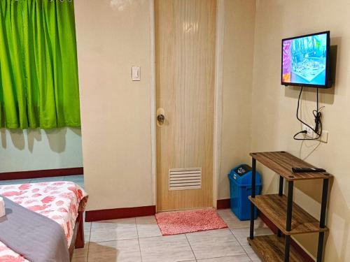 TV a/nebo společenská místnost v ubytování Family Green Room Inn Siargao