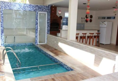 uma piscina com um lavatório numa casa em Solar de Manguinhos Flat em Manguinhos