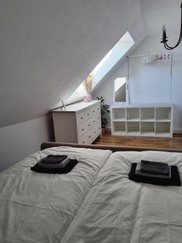 um quarto com uma cama, uma cómoda e uma janela em Wohlfühlende Wohnung nähe Dortmund em Witten