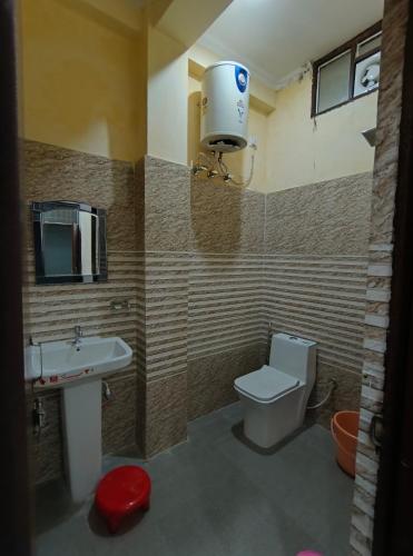 łazienka z toaletą i umywalką w obiekcie SHREE JI HOMESTAY w mieście Rishikesh