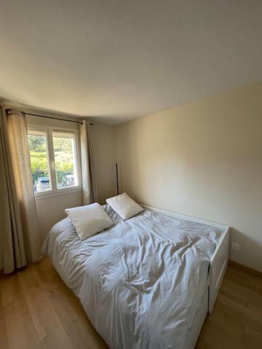 - une chambre avec un lit avec deux oreillers et une fenêtre dans l'établissement Villa avec vue panoramique, à Roquebrune-sur Argens