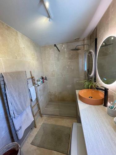 une salle de bain avec une douche, un lavabo et une baignoire dans l'établissement Villa avec vue panoramique, à Roquebrune-sur Argens