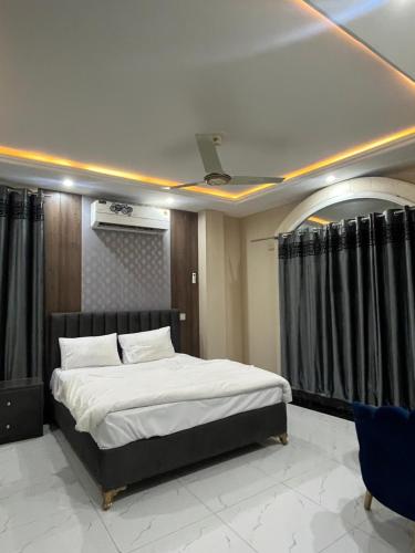 Khāriān的住宿－Kharian-Inn Hotel，一间卧室,卧室内配有一张大床
