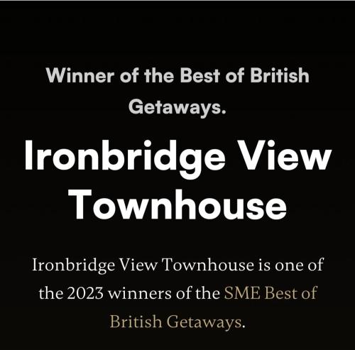 um sinal que diz vencedor do melhor dos generalsiusesiusesiuses britânicos em Ironbridge View Townhouse - Stunning view of the Iron Bridge UK WINNER 2024 'MOST PICTURESQUE SELF-CATERING HOLIDAY HOME' of the year' & WINNER '2024 BEST HOLIDAY HOME IN SHROPSHIRE' em Ironbridge