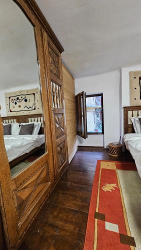 a bedroom with two bunk beds and a large wooden door at Napoca Ultracentral Loft in Cluj-Napoca