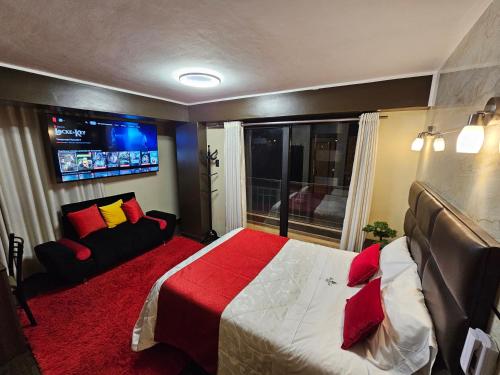 1 dormitorio con 1 cama grande y 1 sofá en Hotel del Valle, en Huancayo