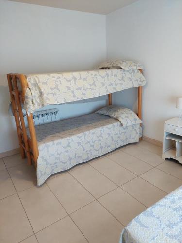 una habitación con dos literas en una habitación en Departamentos Alto Mendoza, en Las Heras