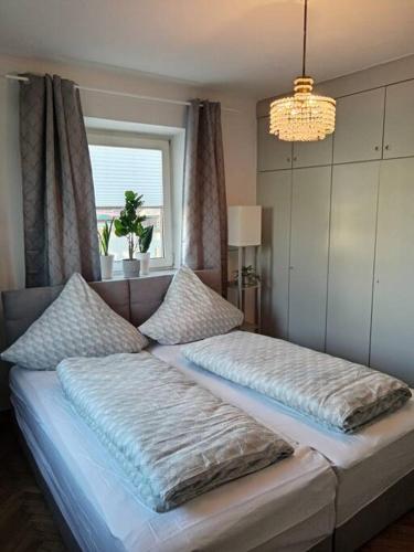 1 cama con 2 almohadas en una habitación en Ferienwohnung Allgäu 2 en Memmingen