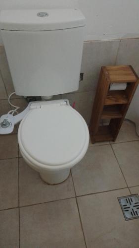 ein Bad mit einem weißen WC in einem Zimmer in der Unterkunft Complejo Martins Pilar in Del Viso