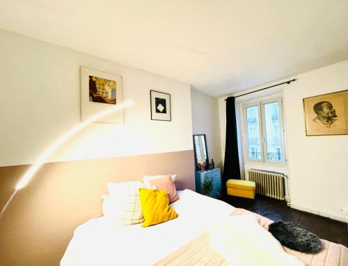 une chambre avec un lit blanc et une fenêtre dans l'établissement Bel appartement Stade de France piscine olympique, à Saint-Denis