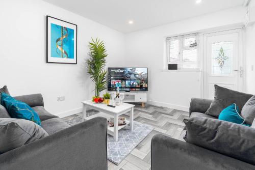 a living room with two couches and a tv at 5 Bedroom House - 10 Guests - Multiple off Street Parking - Garden - Smart TV - WIFI - Contractors - Families - Groups 98Q in Birmingham