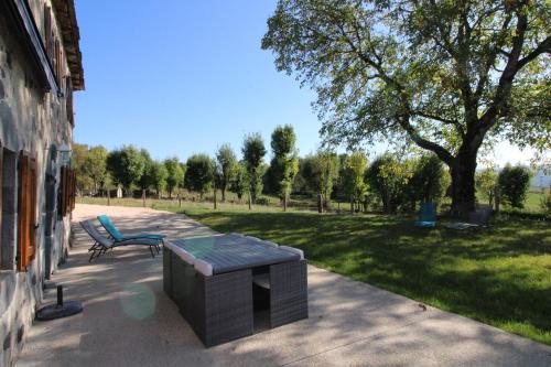 a bench sitting on a sidewalk next to a park at Maison entière située à proximité du centre thermal de Chaudes-Aigues in Espinasse
