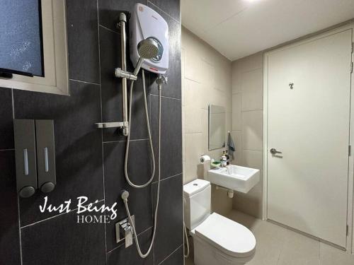 een badkamer met een douche, een toilet en een wastafel bij JBH Dream Studio for 2pax King Bed in Kuala Lumpur