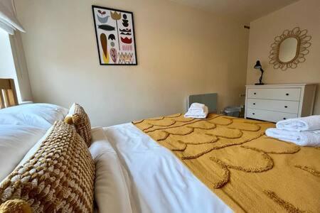 Postel nebo postele na pokoji v ubytování Spacious 3 bedroom family home with garden and private parking