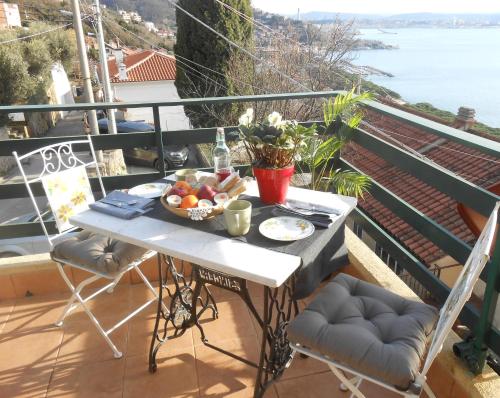una mesa con un bol de fruta en el balcón en Casa Vacanze NATASCIA en Trieste