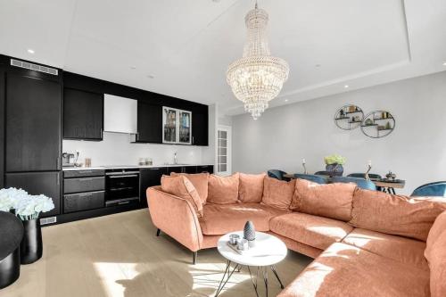 ein Wohnzimmer mit einem Sofa und einem Tisch in der Unterkunft Økern/Premium 3-roms + Garasje in Oslo
