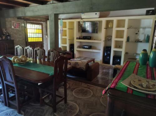 特爾馬斯德里奧翁多的住宿－Sueño de Termas，一间带桌子的客厅和一间餐厅