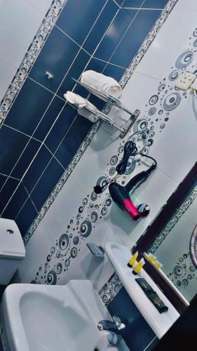 eine Badezimmertheke mit einem Waschbecken und einem Spiegel in der Unterkunft درر بيان in Hafar Al-Batin