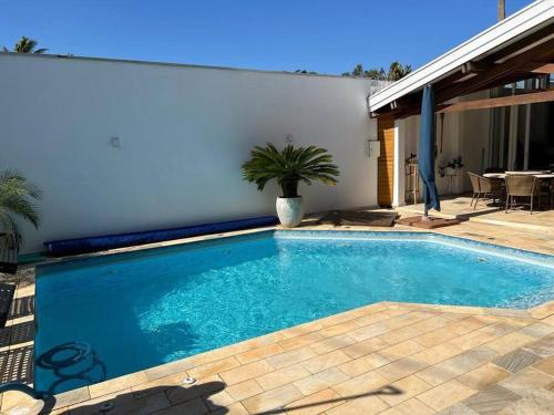 uma piscina em frente a uma casa em Linda casa em Barra do Una em São Sebastião