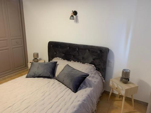 un lit avec deux oreillers dessus dans une chambre dans l'établissement gîte neuf 