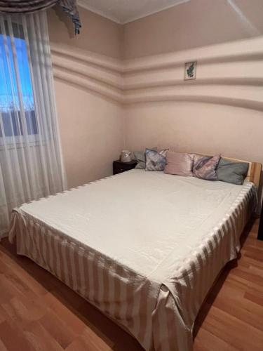 Posteľ alebo postele v izbe v ubytovaní Atomcity Apartman