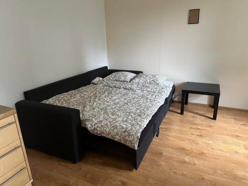 - une chambre avec un lit et une table de chevet dans l'établissement Small studio apartment, à Tallinn