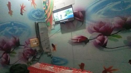 um quarto com uma pintura de flores na parede em Hotel Prime (gajraj) em Sonīpat