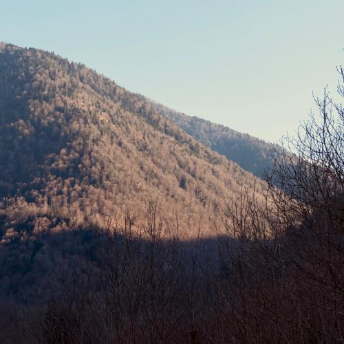 Pemandangan gunung umum atau pemandangan gunung yang diambil dari apartmen