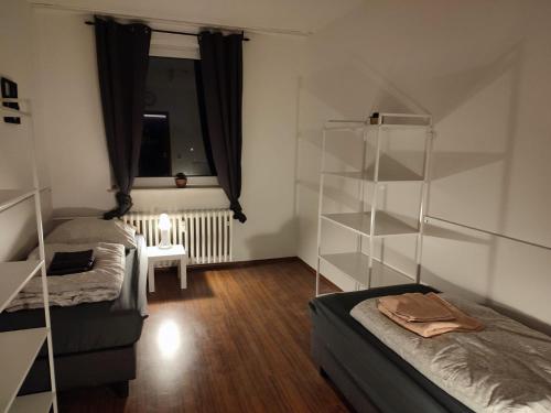 Llit o llits en una habitació de Ferienwohnung Monteurwohnung Messewohnung Duisburg Süd Grenze Düsseldorf 6 Personen