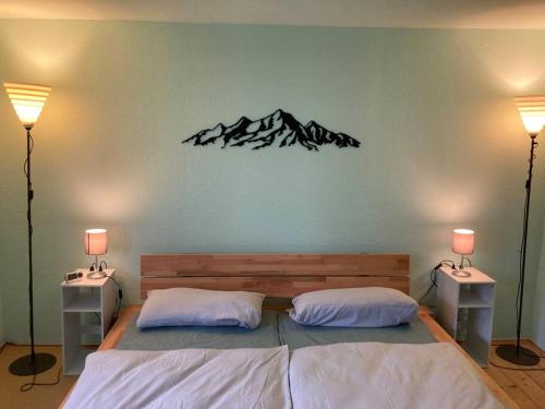 ein Schlafzimmer mit einem großen Bett mit zwei Lampen in der Unterkunft TinyHome_Haus_Helene in Bad Honnef am Rhein