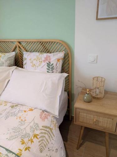 a bedroom with a bed and a wooden table at Le COCON, appartement moderne et cosy in Dinsheim