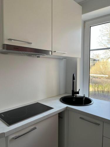 ครัวหรือมุมครัวของ Small studio apartment