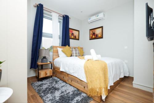 Un pat sau paturi într-o cameră la Perfect Luxury @ Henrietta’s Residence