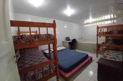 Tempat tidur susun dalam kamar di Recanto Figueira Silvestre