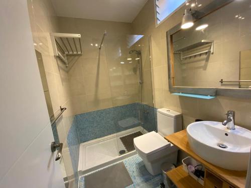 uma casa de banho com um chuveiro, um lavatório e um WC. em Canarian Green Oasis by luca properties gran canaria em Maspalomas