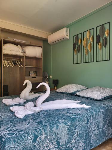 two swans sitting on top of a bed at Résidence Belle Anse Trois-ilets in Les Trois-Îlets
