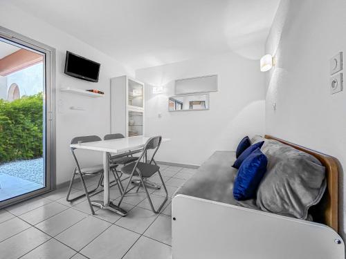 une pièce avec une table et un lit et une table et des chaises dans l'établissement Les Féeries du Cap, au Cap d'Agde