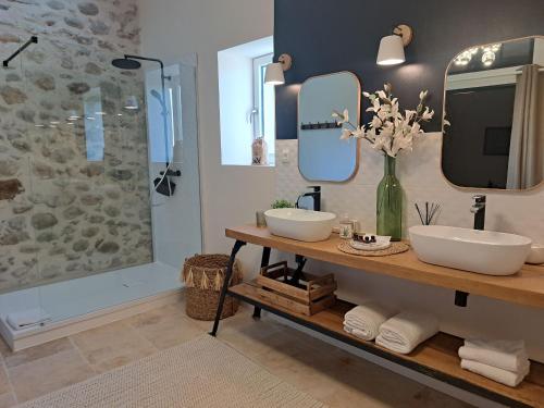 a bathroom with two sinks and a shower at Hôtel Le Cottage de Sophie in Valernes