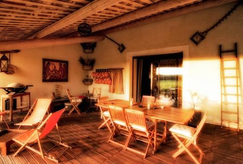 une salle à manger avec une table et des chaises en bois dans l'établissement La ROBERTE : Mas provençal avec piscine Proche des Gorges de l'Ardèche, à Pont-Saint-Esprit